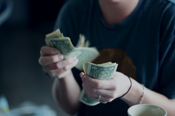 篮球巨星在赛场上持球突破，肌肉线条充满力量感，展现篮球运动的力与美