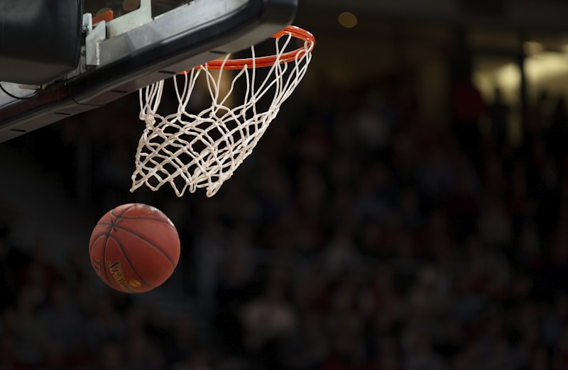 NBA篮球赛场上运动员飞身扣篮的震撼瞬间，展现篮球运动的力量与技巧